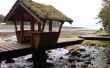 Een vrijdragende voet brug uit logs - met een hut! 