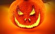 Oranje Laser in een gloeiende Mini pompoen geëtst Halloween