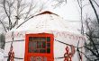 Een meisje van Peking bouwen een yurt in Peking als Her Home