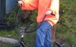 Scooter duwen van een oude fiets en geborgen onderdelen