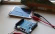 Zonne-aangedreven arduino op de achterkant van een speelkaart