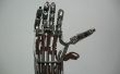 Animatronic hand standbeeld