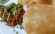 Chole Bhature - Delicious pittige kikkererwten en gebakken en gepofte flatbread