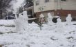 Sneeuw familie met hond, kerstboom en cadeautjes