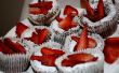 Chocolade gesmolten Cupcake met poeder suiker & aardbeien