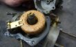 Hoe te openen en een buitenboordmotor carburateur schoon