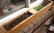 Venster planter gemaakt van oude pallet. venster vensterbank kruidentuin