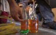 Boren van glazen flessen om het maken van een Water-niveau