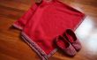 Rode poncho en slippers voor comfortabele winter rond het huis. 