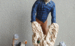Keramische sculptuur: 12 inch figuur, houten armatuur