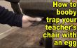 Hoe te trekken een prank op uw leraar door booby overvullen van zijn stoel met een ei