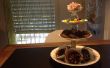 Serveer cupcakes met stijl... een fancy etagere gemaakt van oude gerechten maken