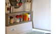 DIY plank boven de kachel extra opslagruimte in een kleine keuken =