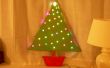 Houten kerstboom met kleur veranderende lichten