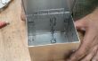 Een geklonken metalen doos met deksel