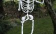 Halloween skelet gemaakt van plastic draagtassen. 