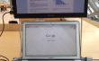 MacBook Air met draagbare externe Monitor beveiligd