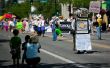 Papier Robot leidt Pride Parade