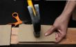 Een nagel veilig met karton Hammer