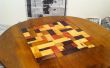 Ronde houten tafel met Check patroon
