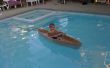 Hoe maak je een kartonnen kano voor uw kinderen in het zwembad