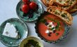 Koude watermeloen & tomaten soep met schapenkaas, olijven en kervel