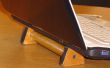 Minimalistische laptop staat gemaakt uit bamboe en fiets binnenband