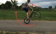 Het uitvoeren van meerdere backwheel hop op uw trial bike