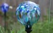 Vervangen van een gebroken glas wereldbol op een zonne-energie aangedreven tuin licht