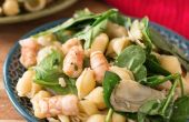 20 minuten durende pastasalade met garnalen en spinazie