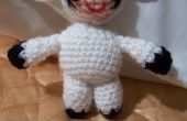 Een pop, verkleed als een lam (amigurumi)