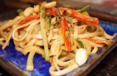 Aziatische Noodle salade met pikante pinda saus