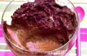 Rauwe chocolade pudding met een roze swirl