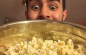 Hoe maak je popcorn, duh. 