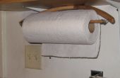 Papieren handdoek houder van een houten broek Hanger