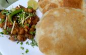 Chole Bhature - Delicious pittige kikkererwten en gebakken en gepofte flatbread