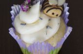 Citroen-lavendel Cupcakes w / honing glazuur & room bladerdeeg bijen