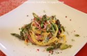 Gekleurde zelfgemaakte Tagliatelle met asperges en verse kruiden