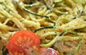 Ruwe zongedroogde tomaat Cashew Pesto saus & courgette Pasta (glutenvrij, zuivel-vrij, soja-gratis)