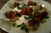 Boerderij vers gepocheerd ei met druivenmost tomaat en basilicum salade