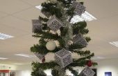 Ueber-Geek kerstboom met QR Code versieringen