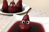 Spookachtige gepocheerde peren in rode wijn