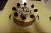 Amandel Cake met frambozen room, slagroom Frosting en Chocolade doopte aardbeien