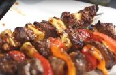Hoe om te koken van een heerlijke Steak Kebabs op de grill