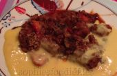Aardbei rabarber crumble geserveerd met warme vanillesaus van Devon