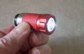 Een LED-zaklamp in een nieuwe Auto-stopcontact opladen