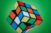 De laatste stap van het oplossen van een Rubiks kubus