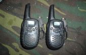 Een oordopje toevoegt aan uw walkie-talkies