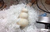 Sneeuwpop gemaakt van katoenen ballen en lijm