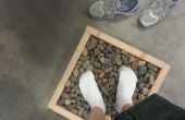 Acupressuur voet massage met behulp van rivier rotsen en 2x4s